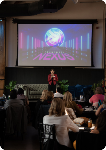 90.101_VMG-Vera-speaking-on-stage_slider img